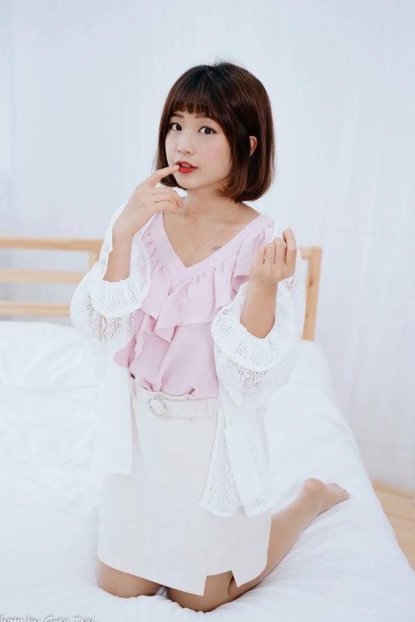    小栗 - 居家清纯私房美图，清新治愈系短发女神，唯美蕾丝与温馨卧室写真第9张图片