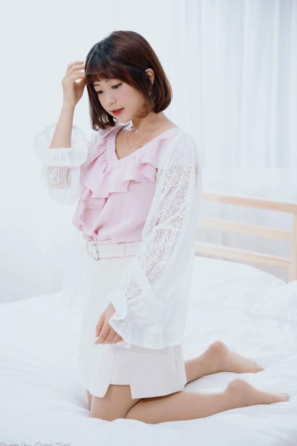    小栗 - 居家清纯私房美图，清新治愈系短发女神，唯美蕾丝与温馨卧室写真第10张图片