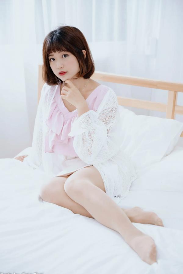    小栗 - 居家清纯私房美图，清新治愈系短发女神，唯美蕾丝与温馨卧室写真第11张图片