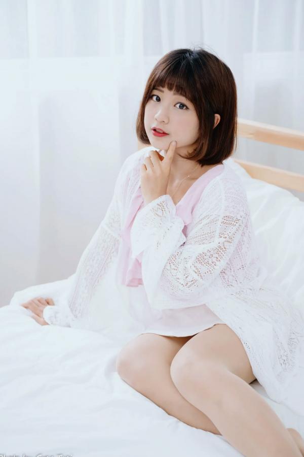    小栗 - 居家清纯私房美图，清新治愈系短发女神，唯美蕾丝与温馨卧室写真第13张图片