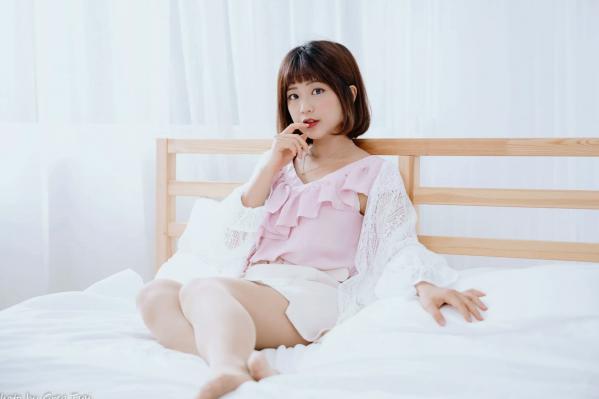    小栗 - 居家清纯私房美图，清新治愈系短发女神，唯美蕾丝与温馨卧室写真第14张图片