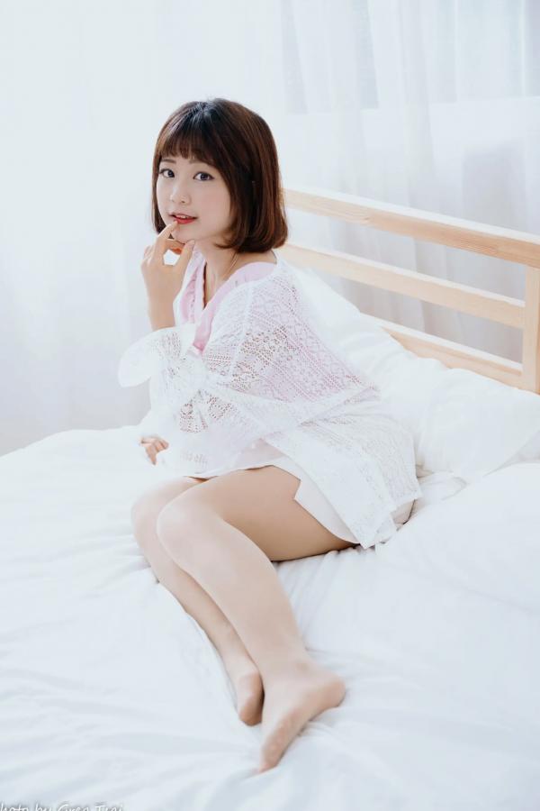    小栗 - 居家清纯私房美图，清新治愈系短发女神，唯美蕾丝与温馨卧室写真第17张图片