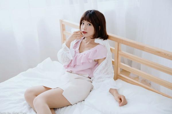    小栗 - 居家清纯私房美图，清新治愈系短发女神，唯美蕾丝与温馨卧室写真第18张图片