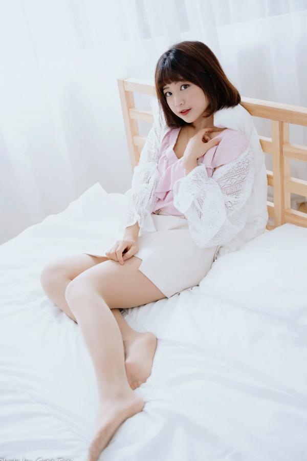    小栗 - 居家清纯私房美图，清新治愈系短发女神，唯美蕾丝与温馨卧室写真第19张图片
