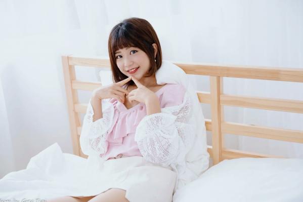    小栗 - 居家清纯私房美图，清新治愈系短发女神，唯美蕾丝与温馨卧室写真第20张图片