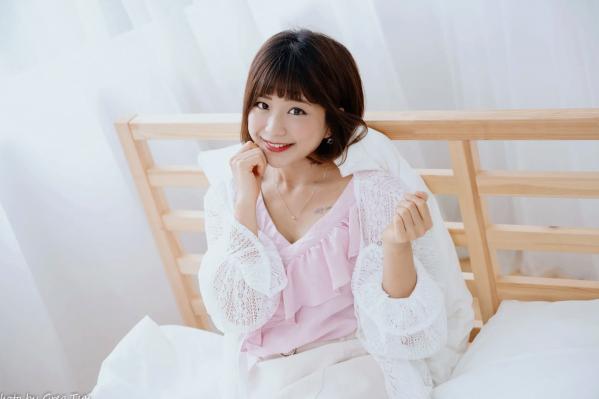    小栗 - 居家清纯私房美图，清新治愈系短发女神，唯美蕾丝与温馨卧室写真第21张图片