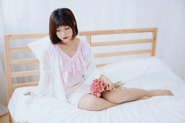    小栗 - 居家清纯私房美图，清新治愈系短发女神，唯美蕾丝与温馨卧室写真第22张图片
