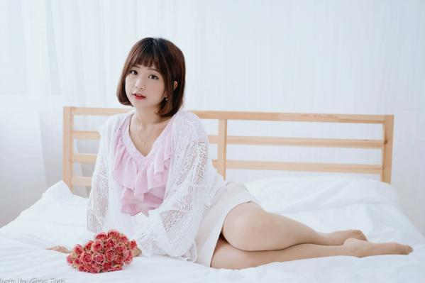    小栗 - 居家清纯私房美图，清新治愈系短发女神，唯美蕾丝与温馨卧室写真第23张图片