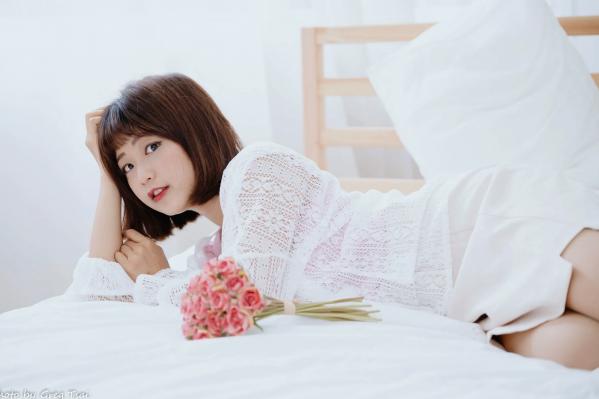    小栗 - 居家清纯私房美图，清新治愈系短发女神，唯美蕾丝与温馨卧室写真第28张图片