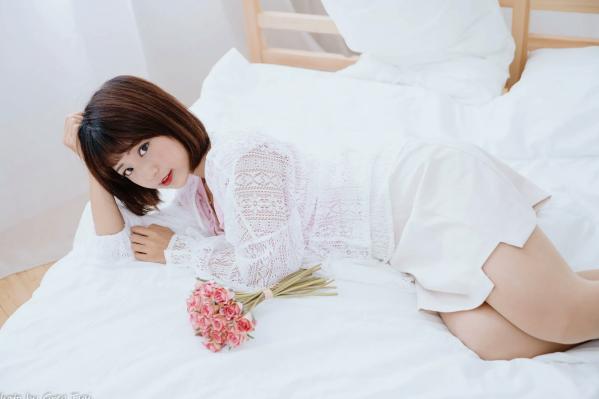    小栗 - 居家清纯私房美图，清新治愈系短发女神，唯美蕾丝与温馨卧室写真第29张图片