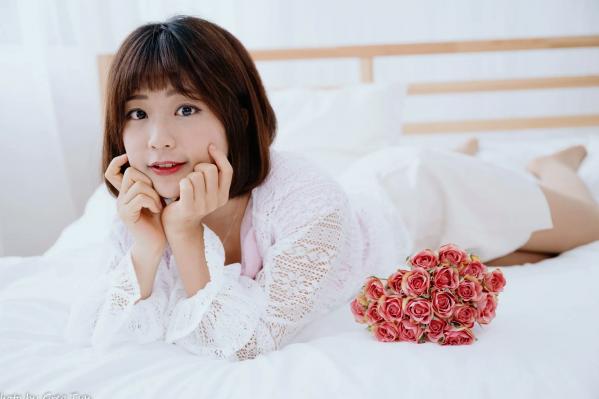    小栗 - 居家清纯私房美图，清新治愈系短发女神，唯美蕾丝与温馨卧室写真第31张图片
