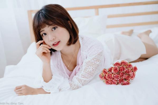   小栗 - 居家清纯私房美图，清新治愈系短发女神，唯美蕾丝与温馨卧室写真第32张图片