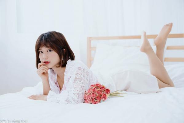    小栗 - 居家清纯私房美图，清新治愈系短发女神，唯美蕾丝与温馨卧室写真第33张图片