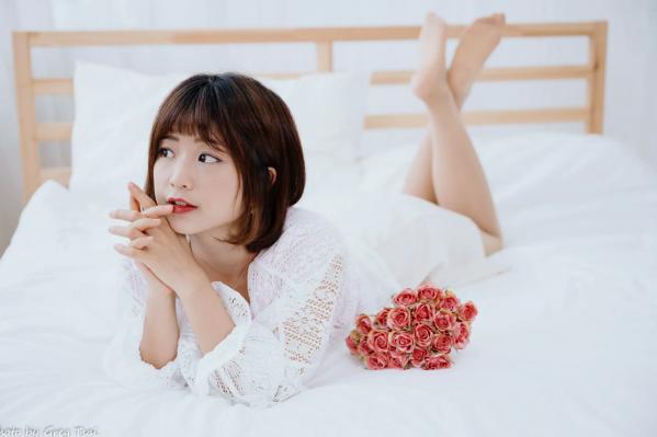    小栗 - 居家清纯私房美图，清新治愈系短发女神，唯美蕾丝与温馨卧室写真第34张图片