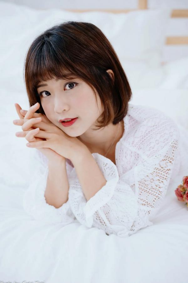    小栗 - 居家清纯私房美图，清新治愈系短发女神，唯美蕾丝与温馨卧室写真第35张图片