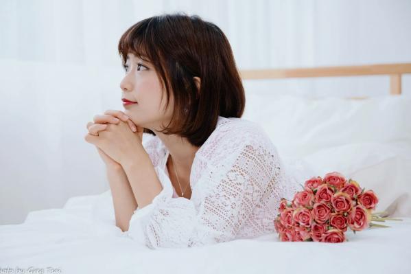    小栗 - 居家清纯私房美图，清新治愈系短发女神，唯美蕾丝与温馨卧室写真第36张图片
