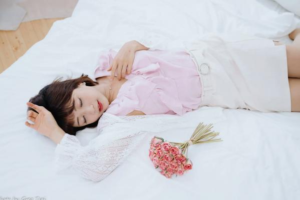    小栗 - 居家清纯私房美图，清新治愈系短发女神，唯美蕾丝与温馨卧室写真第37张图片