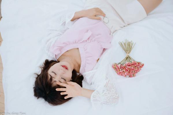    小栗 - 居家清纯私房美图，清新治愈系短发女神，唯美蕾丝与温馨卧室写真第40张图片