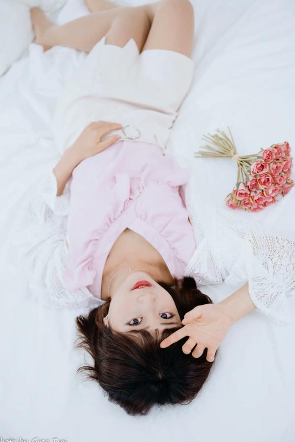    小栗 - 居家清纯私房美图，清新治愈系短发女神，唯美蕾丝与温馨卧室写真第41张图片