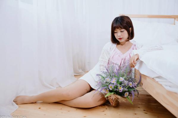    小栗 - 居家清纯私房美图，清新治愈系短发女神，唯美蕾丝与温馨卧室写真第53张图片