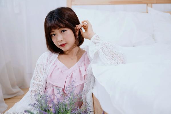    小栗 - 居家清纯私房美图，清新治愈系短发女神，唯美蕾丝与温馨卧室写真第55张图片