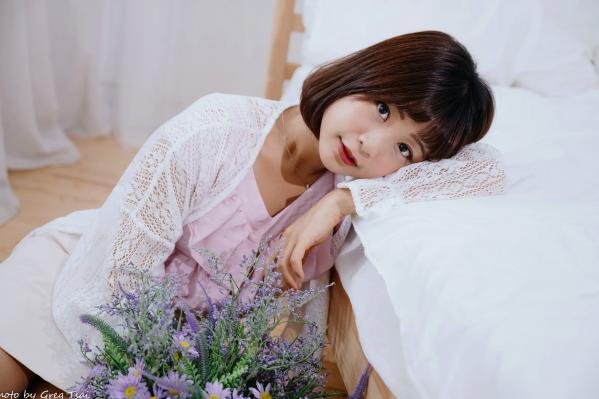    小栗 - 居家清纯私房美图，清新治愈系短发女神，唯美蕾丝与温馨卧室写真第56张图片