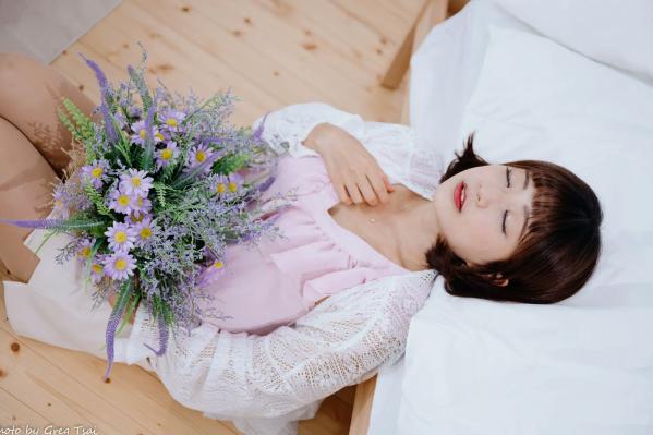    小栗 - 居家清纯私房美图，清新治愈系短发女神，唯美蕾丝与温馨卧室写真第58张图片