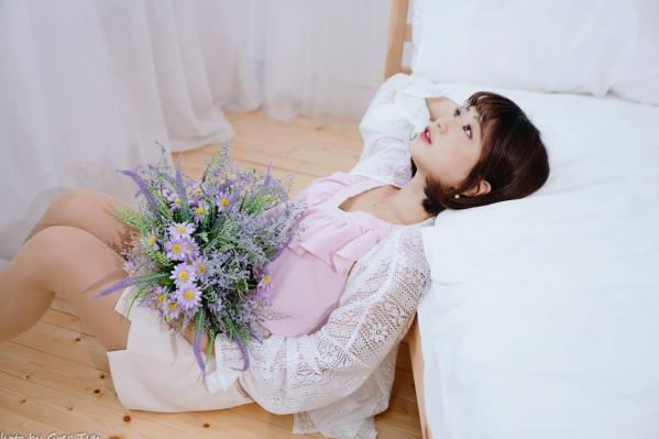   小栗 - 居家清纯私房美图，清新治愈系短发女神，唯美蕾丝与温馨卧室写真第59张图片