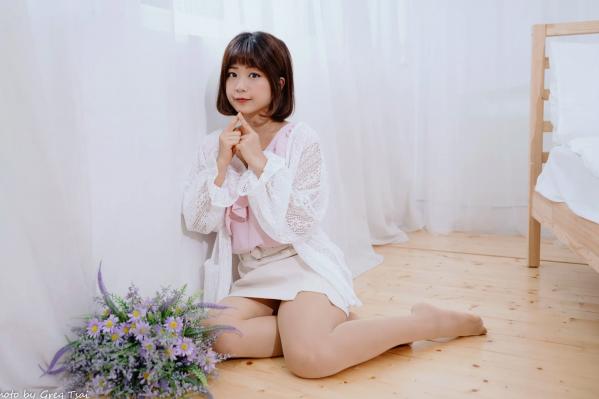    小栗 - 居家清纯私房美图，清新治愈系短发女神，唯美蕾丝与温馨卧室写真第64张图片