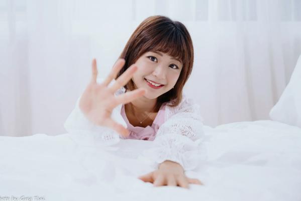    小栗 - 居家清纯私房美图，清新治愈系短发女神，唯美蕾丝与温馨卧室写真第70张图片