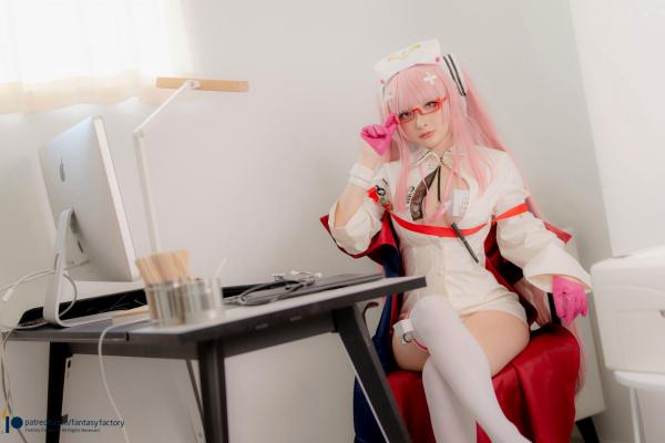    Fantasy-Factory-小丁Ding《碧蓝航线》英仙座护士COS，二次元制服诱惑，高颜值办公室写真（2022.03）第2张图片