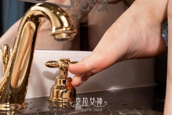    KelaGirls克拉女神-宋黛-《女神浴足》私房写真，精致吊带裙尽显曼妙身姿，呈现纯欲自然的大尺度诱惑魅力第17张图片