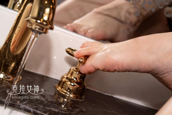    KelaGirls克拉女神-宋黛-《女神浴足》私房写真，精致吊带裙尽显曼妙身姿，呈现纯欲自然的大尺度诱惑魅力第19张图片