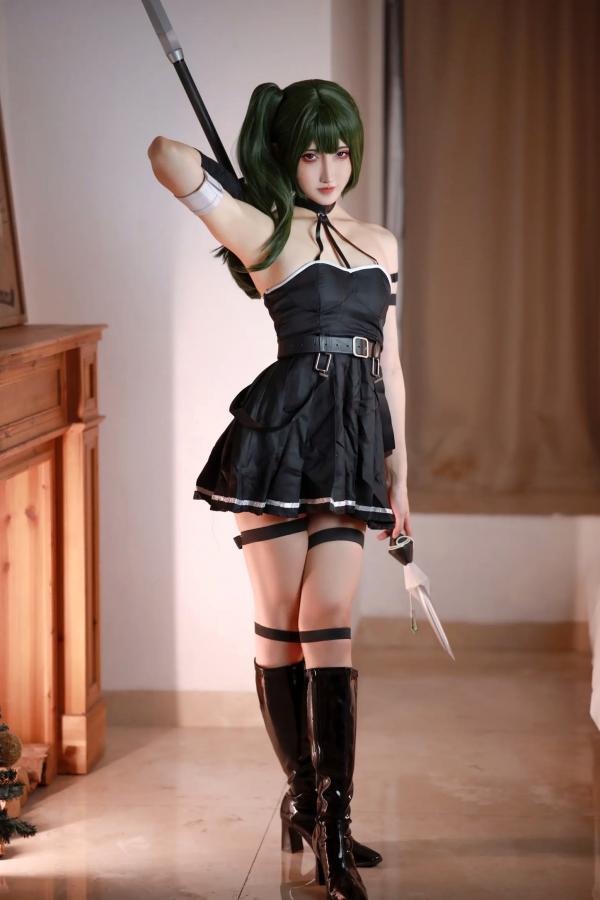    山崎雷纳尤贝尔Cosplay写真：动漫角色扮演，黑色战裙与漆皮长靴的冷艳性感演绎第1张图片
