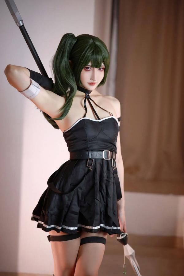    山崎雷纳尤贝尔Cosplay写真：动漫角色扮演，黑色战裙与漆皮长靴的冷艳性感演绎第2张图片