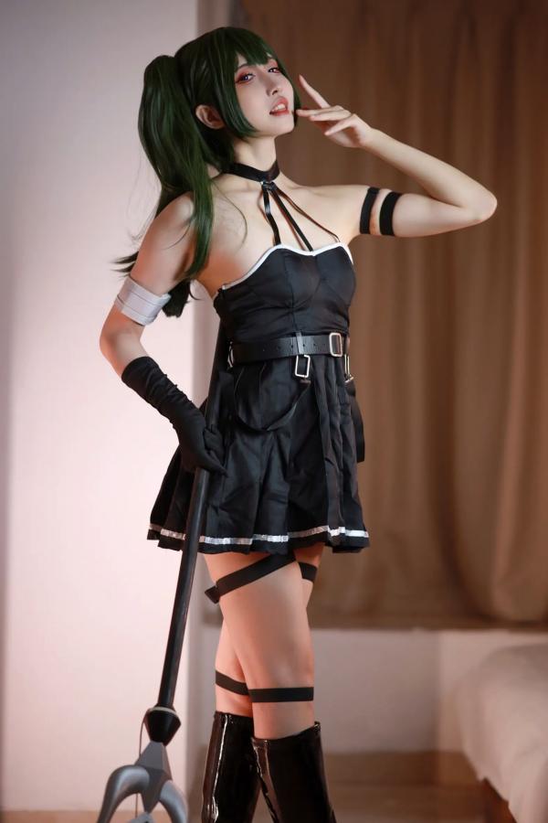    山崎雷纳尤贝尔Cosplay写真：动漫角色扮演，黑色战裙与漆皮长靴的冷艳性感演绎第4张图片