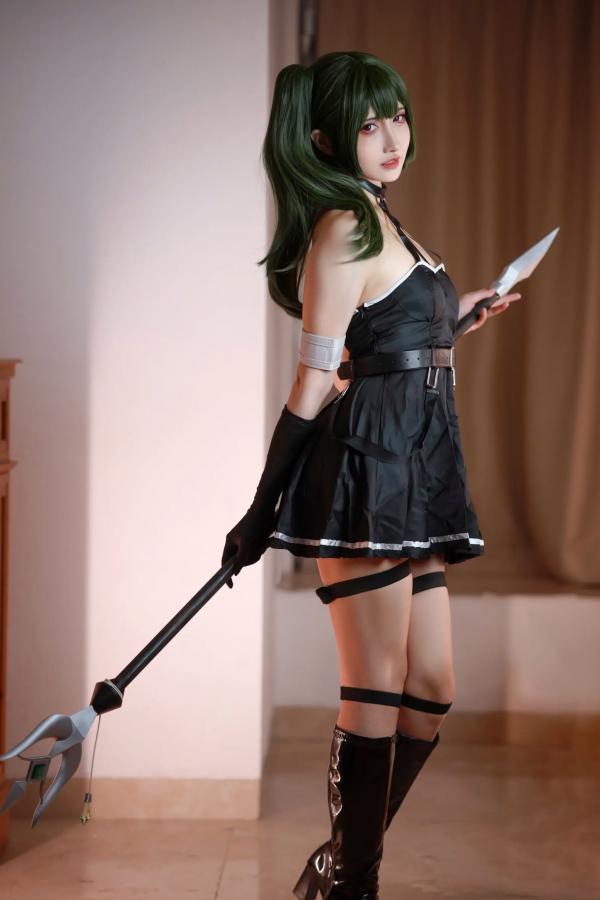    山崎雷纳尤贝尔Cosplay写真：动漫角色扮演，黑色战裙与漆皮长靴的冷艳性感演绎第10张图片