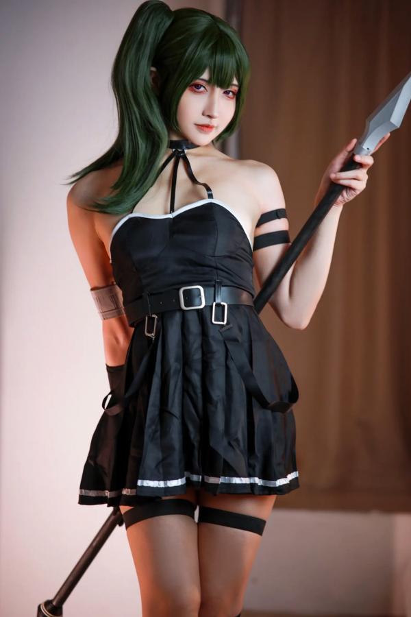    山崎雷纳尤贝尔Cosplay写真：动漫角色扮演，黑色战裙与漆皮长靴的冷艳性感演绎第13张图片
