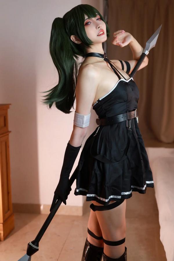    山崎雷纳尤贝尔Cosplay写真：动漫角色扮演，黑色战裙与漆皮长靴的冷艳性感演绎第14张图片