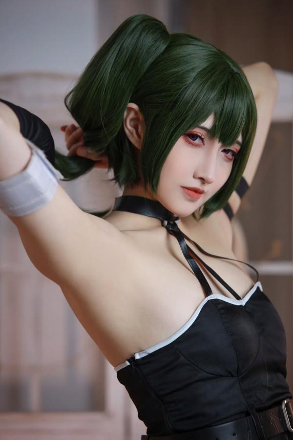    山崎雷纳尤贝尔Cosplay写真：动漫角色扮演，黑色战裙与漆皮长靴的冷艳性感演绎第23张图片