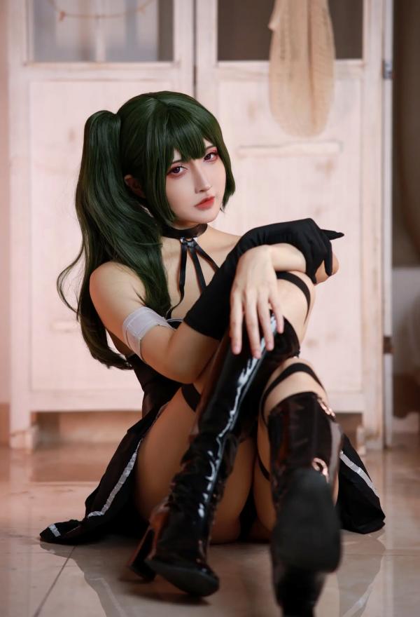    山崎雷纳尤贝尔Cosplay写真：动漫角色扮演，黑色战裙与漆皮长靴的冷艳性感演绎第31张图片