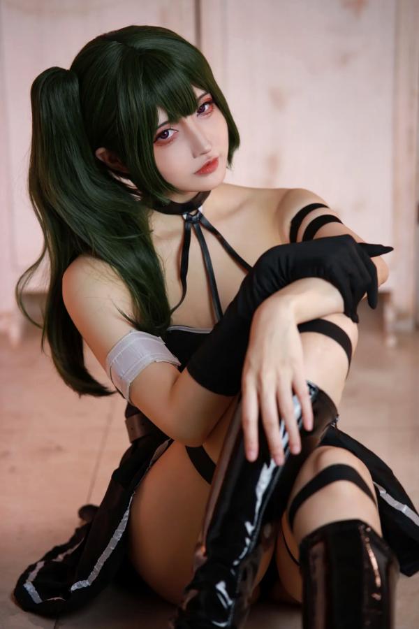    山崎雷纳尤贝尔Cosplay写真：动漫角色扮演，黑色战裙与漆皮长靴的冷艳性感演绎第32张图片