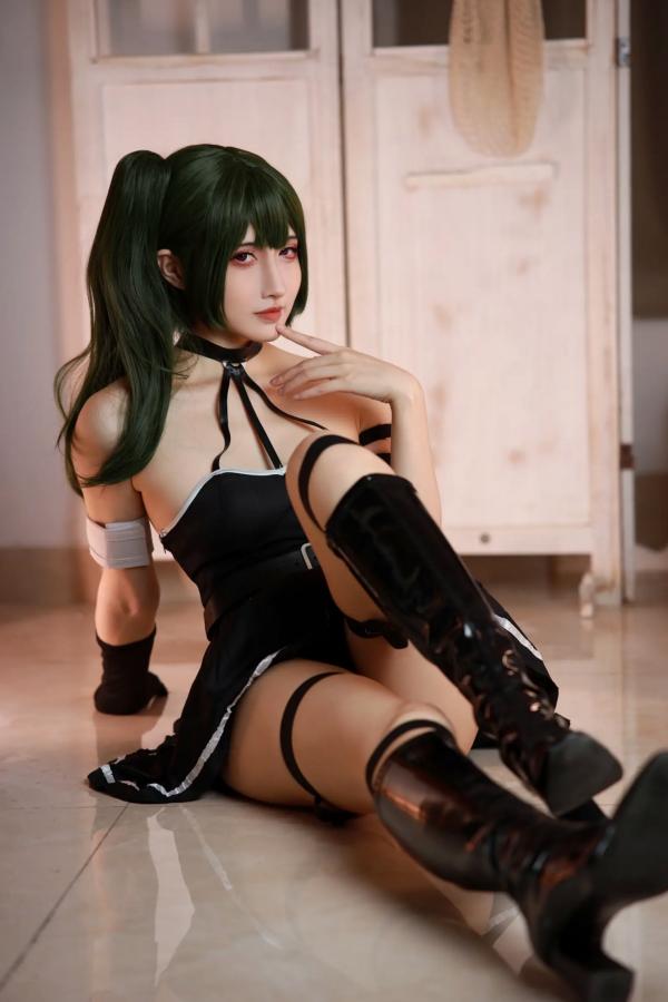    山崎雷纳尤贝尔Cosplay写真：动漫角色扮演，黑色战裙与漆皮长靴的冷艳性感演绎第35张图片