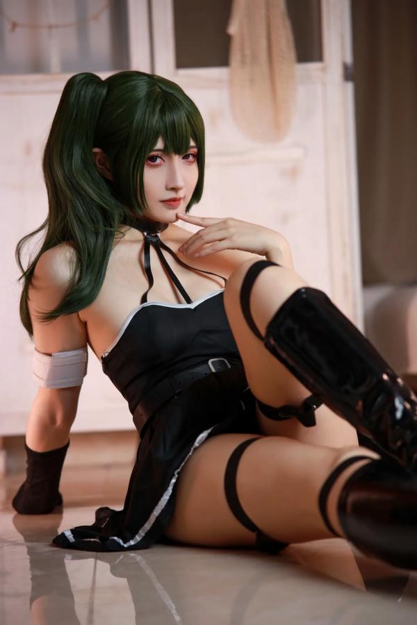    山崎雷纳尤贝尔Cosplay写真：动漫角色扮演，黑色战裙与漆皮长靴的冷艳性感演绎第36张图片