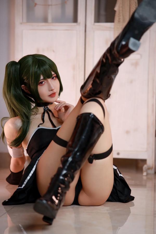    山崎雷纳尤贝尔Cosplay写真：动漫角色扮演，黑色战裙与漆皮长靴的冷艳性感演绎第39张图片