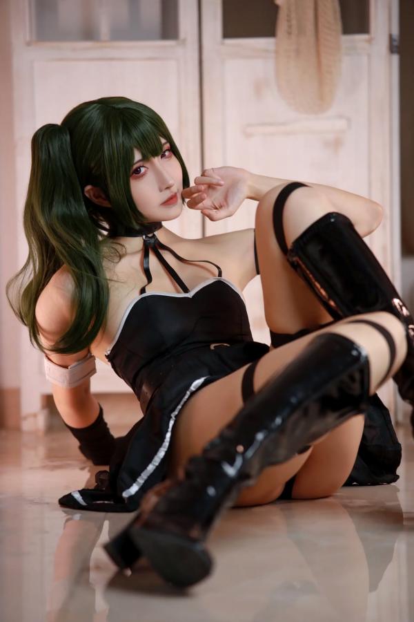    山崎雷纳尤贝尔Cosplay写真：动漫角色扮演，黑色战裙与漆皮长靴的冷艳性感演绎第41张图片