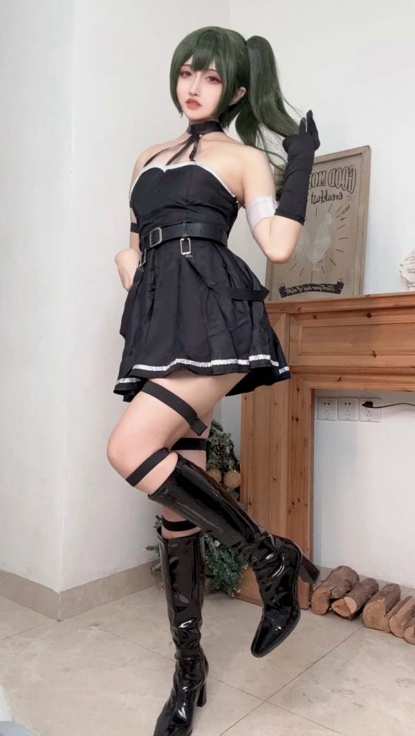    山崎雷纳尤贝尔Cosplay写真：动漫角色扮演，黑色战裙与漆皮长靴的冷艳性感演绎第75张图片