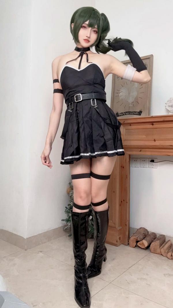    山崎雷纳尤贝尔Cosplay写真：动漫角色扮演，黑色战裙与漆皮长靴的冷艳性感演绎第79张图片