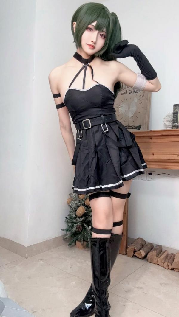    山崎雷纳尤贝尔Cosplay写真：动漫角色扮演，黑色战裙与漆皮长靴的冷艳性感演绎第83张图片