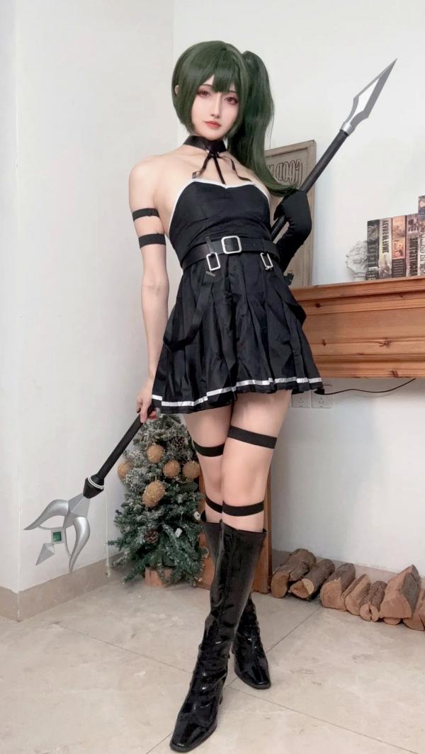    山崎雷纳尤贝尔Cosplay写真：动漫角色扮演，黑色战裙与漆皮长靴的冷艳性感演绎第85张图片